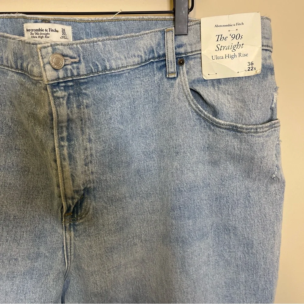 Abercrombie Ultra High Rise 90s Straight Jean NWT - Picture 8 of 9